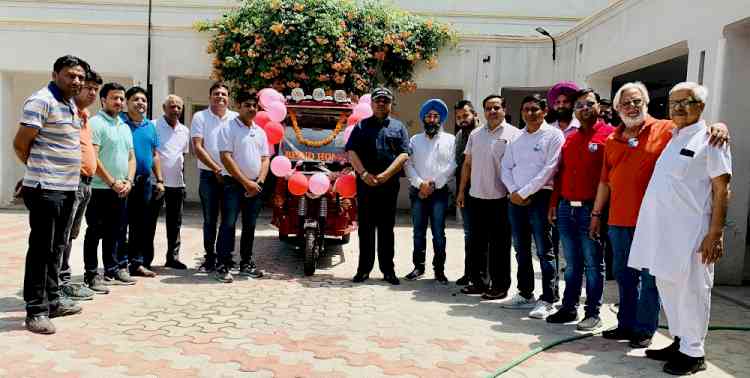 Mayank Foundation hand over e-rickshaw to blind home under project ‘Sahyog’