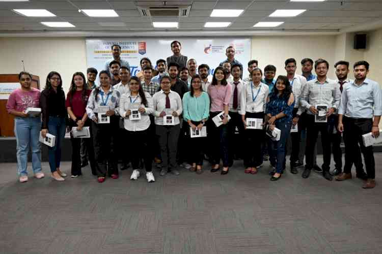 Jaipuria Institute of Management, Ghaziabad distribute tablets to the MBA students supporting the UP Free Tablet Yojana 2021  