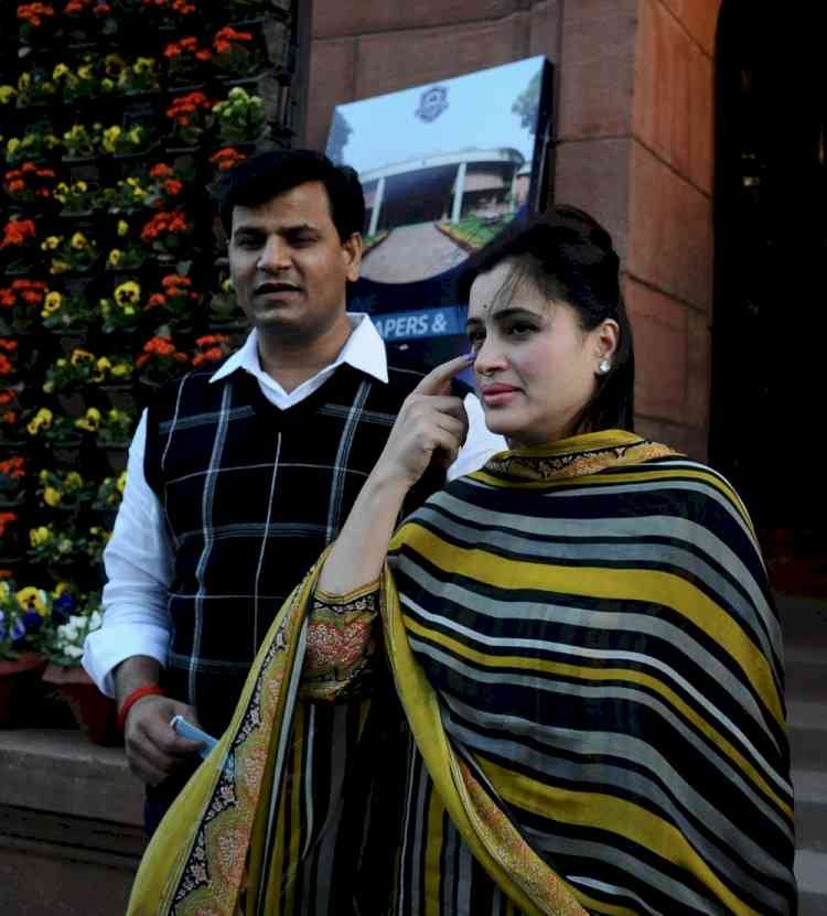 Now Navneet Rana lodges complaint against Sanjay Raut