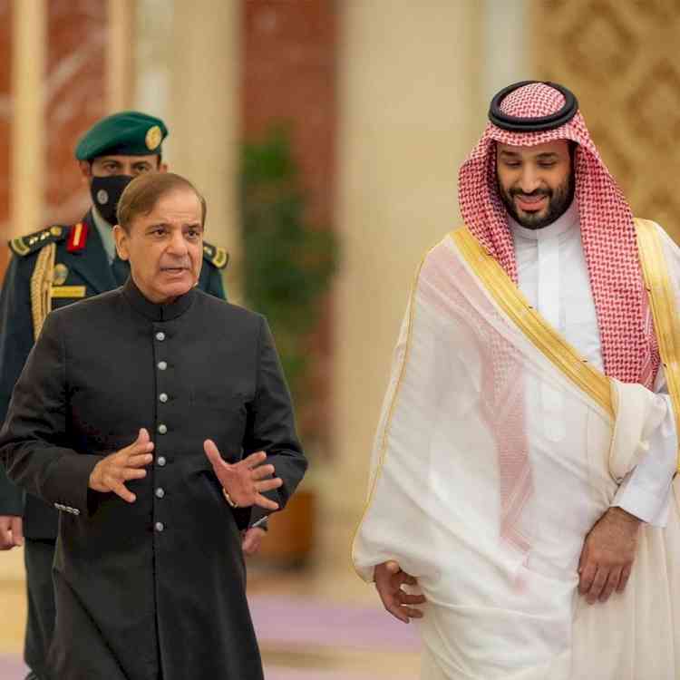 Saudi Arabia pledges $8bn package to Pak
