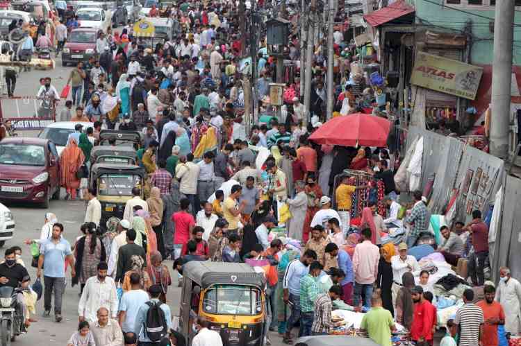 Eid eve shopping reaches feverish pitch in Srinagar