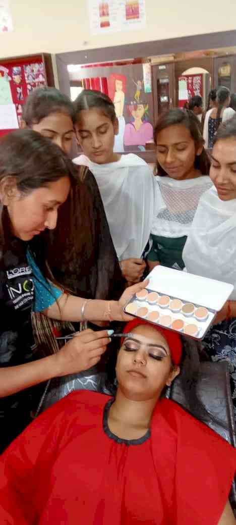 Bridal makeup tips given to girl students in Dips College