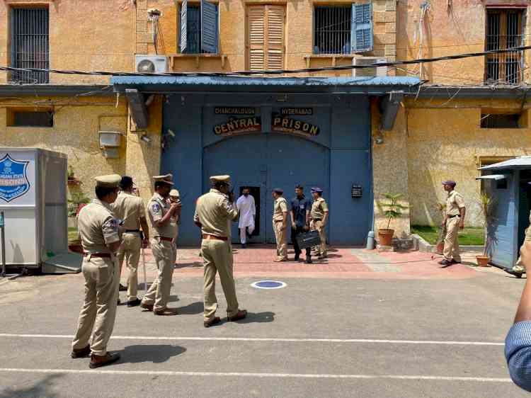 Rahul Gandhi calls on NSUI leaders at Hyderabad prison