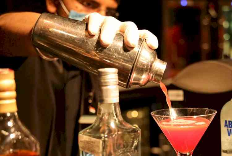 Delhi govt in preparation to allow bars to serve liquor till 3 a.m.