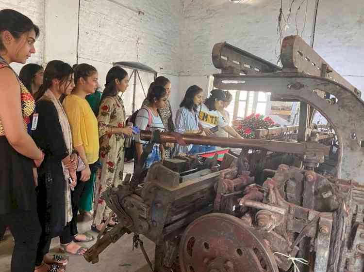 KMV organises educational trip to Duree Weaving Centre