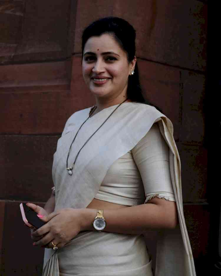 MP Navneet Rana dares CM Thackeray, Sena questions her 'aukaat'