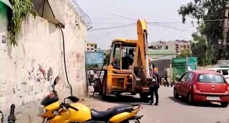 Demolition drive: Bulldozer leaves Shaheen Bagh, shuttering manually removed