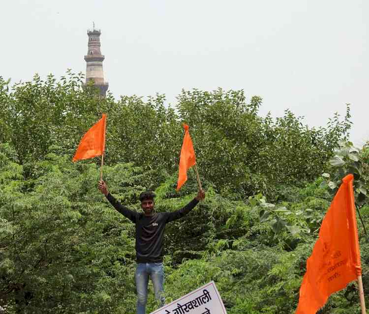 Police detain right-wing group activists chanting Hanuman Chalisa at Qutab Minar