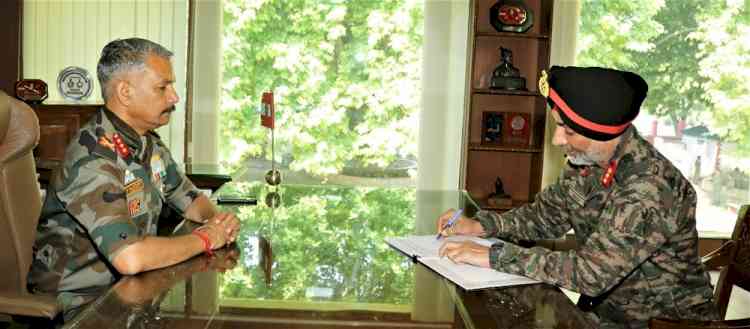 Lt Gen Amardeep Singh Aujla assumes command of Chinar corps