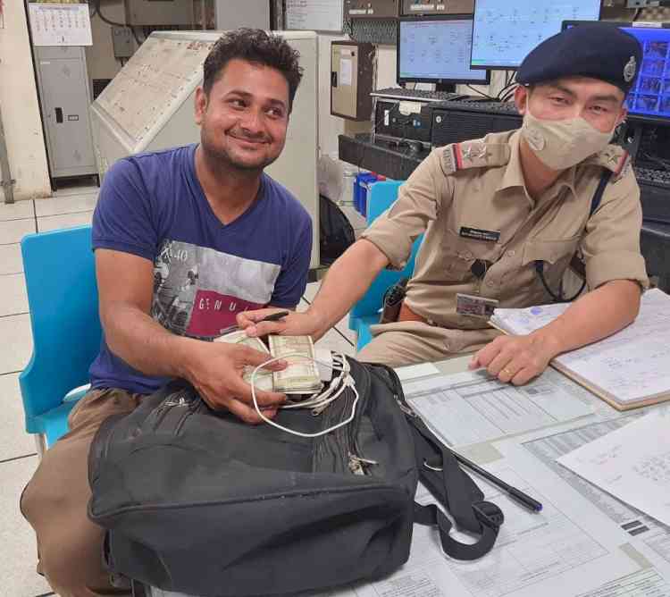 CISF officials return bag containing Rs 1 lakh to its owner