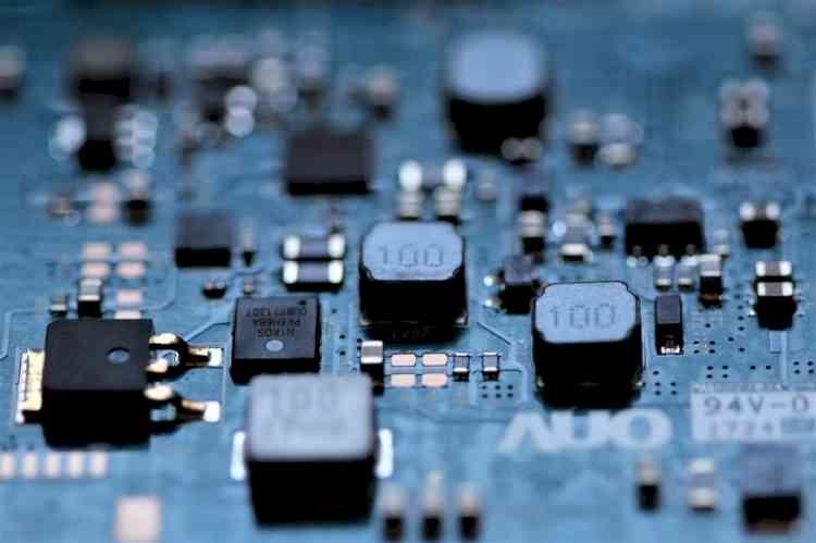 China's semiconductor output shrinks to 2020 level