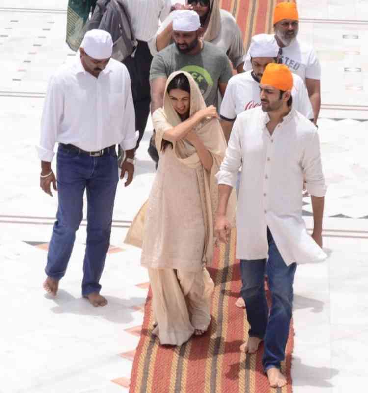 Kartik, Kiara visit Delhi's Gurudwara Bangla Sahib ahead of 'Bhool Bhulaiyaa 2' release '