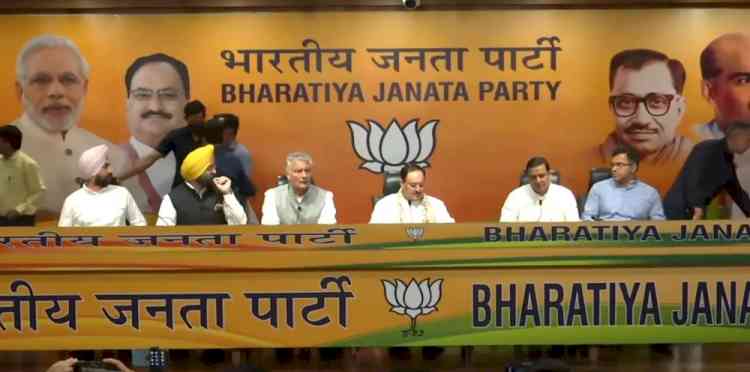 Days after quitting Congress, Sunil Jakhar joins BJP