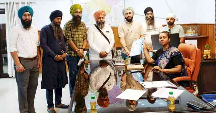 Members of SAD Amritsar give memorandum to DC 