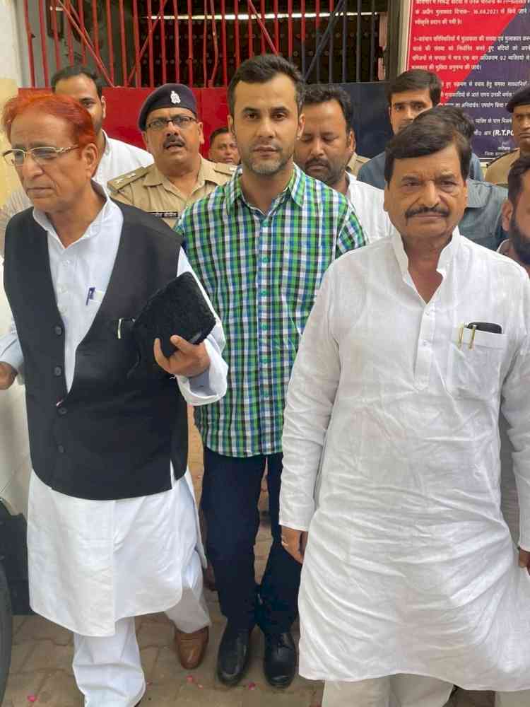 Azam Khan finally released, greeted by Shivpal