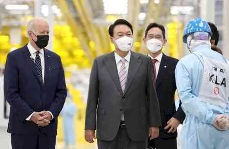 Yoon, Biden tour Samsung chip plant ahead of summit