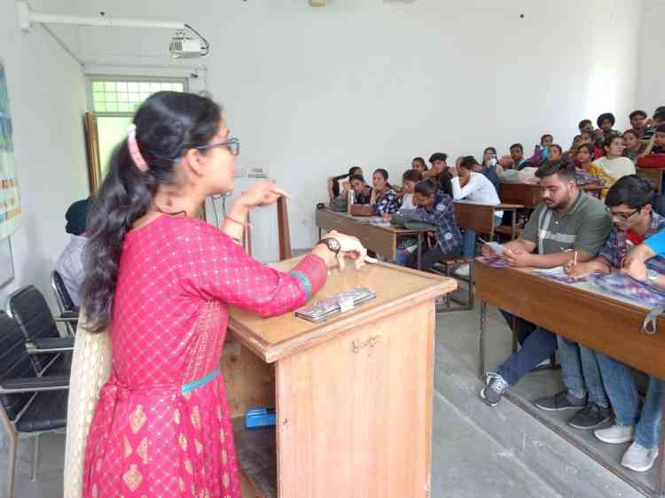 Lyallpur Khalsa College organised weekly DST sponsored hands in training workshop on “Essential oil extraction and analysis”