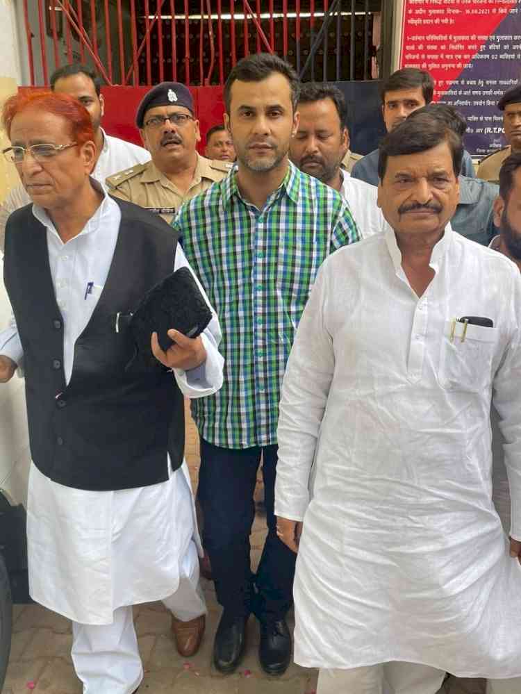 Azam, Shivpal stay away from SP legislative party meeting