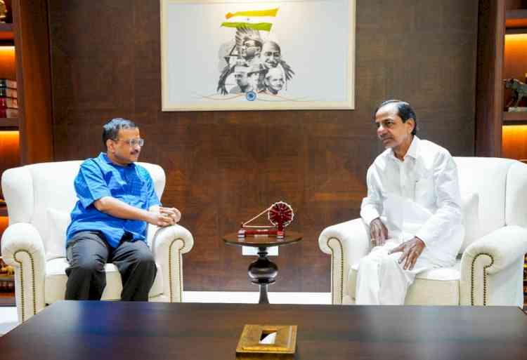 KCR, Kejriwal discuss national politics at luncheon meeting