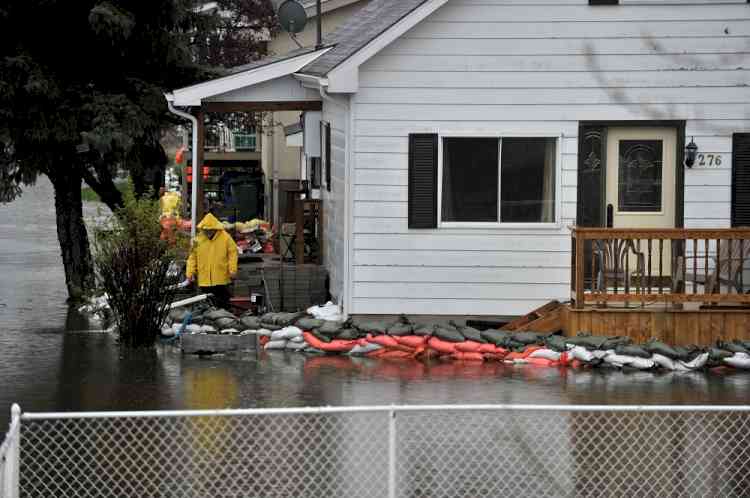 Storm in Canada kills 8, leaves thousands without power