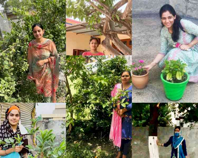 On Biodiversity Day students gave information about their favorite plants