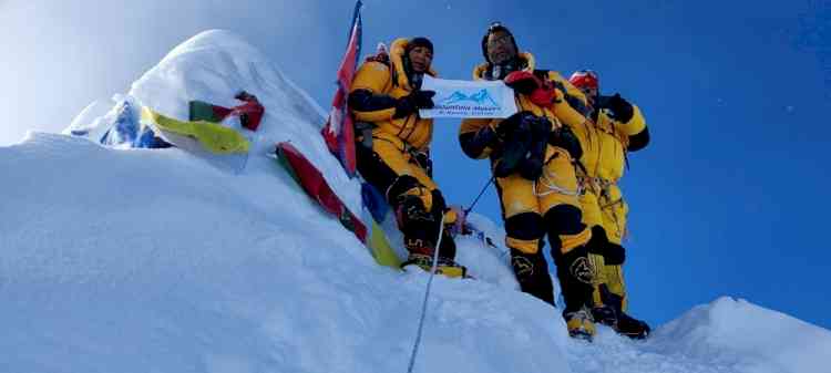 Doctor couple from Gujarat scales Mount Everest