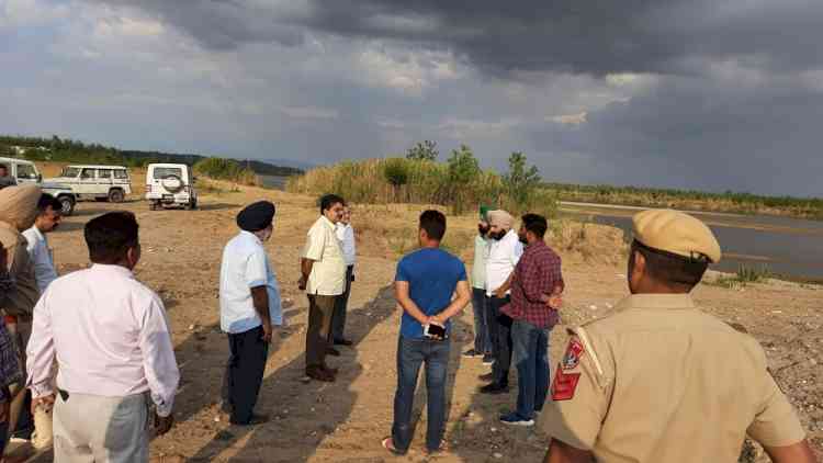 DC conducts surprise checking of mining sites