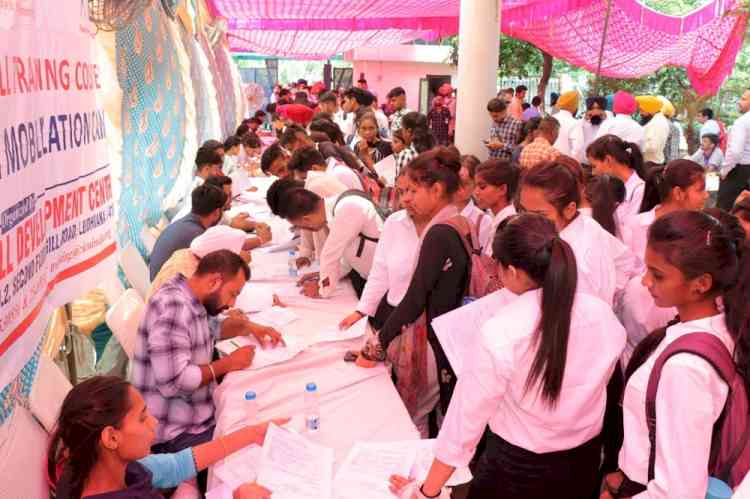 Overwhelming response in DBEE Ludhiana and CICU Mega Job Fair-2022