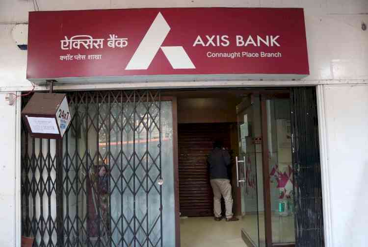 Sacked fund manager slaps legal notice on Axis MF