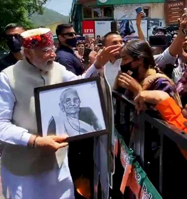 Modi breaks security protocol to accept mother's portrait in Shimla