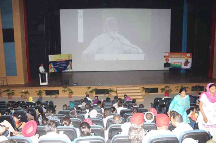 Hundreds of beneficiaries of 16 government schemes interact with Prime Minister virtually