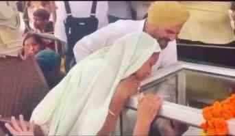 Sidhu Moosewala's parents hug son's coffin in tearful goodbye