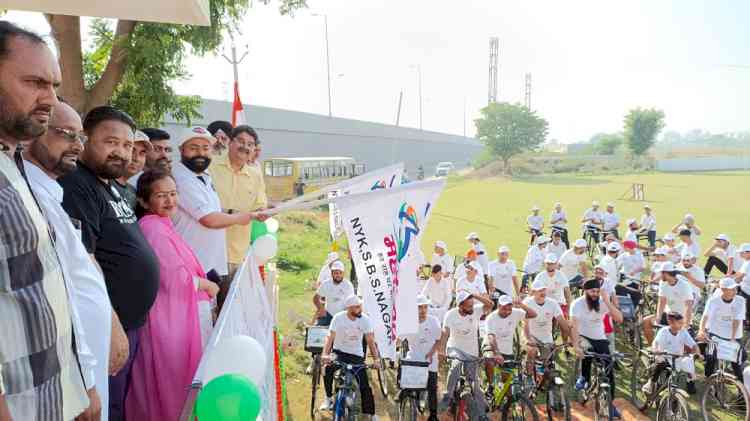 Azadi Ka Amrit Mahotsav- DC and District and Session Judge flag off cycle rally on World Bicycle Day  
