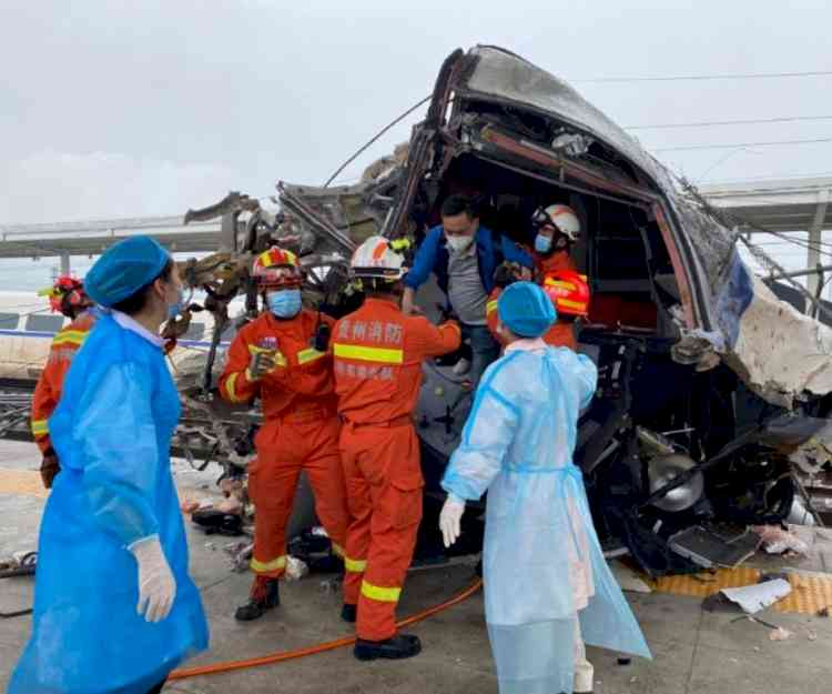 1 dead, 8 injured after bullet train derails in China