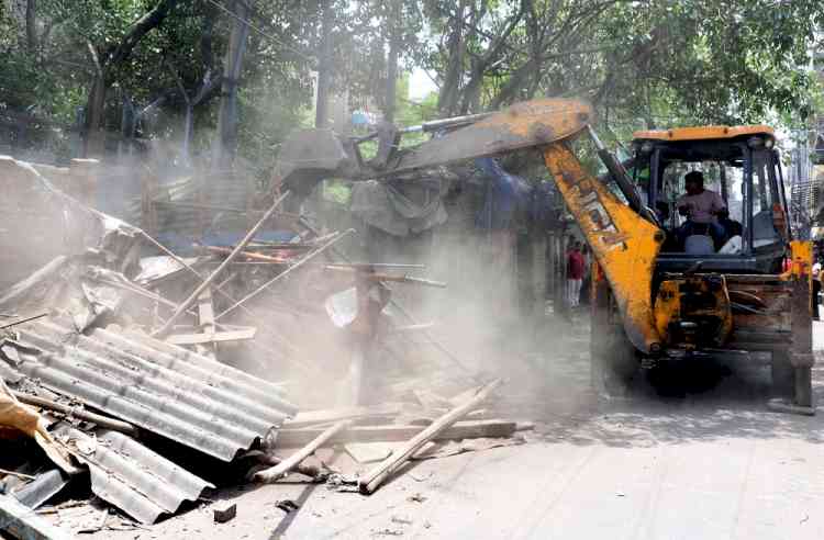 Delhi: Bulldozer rolls in again