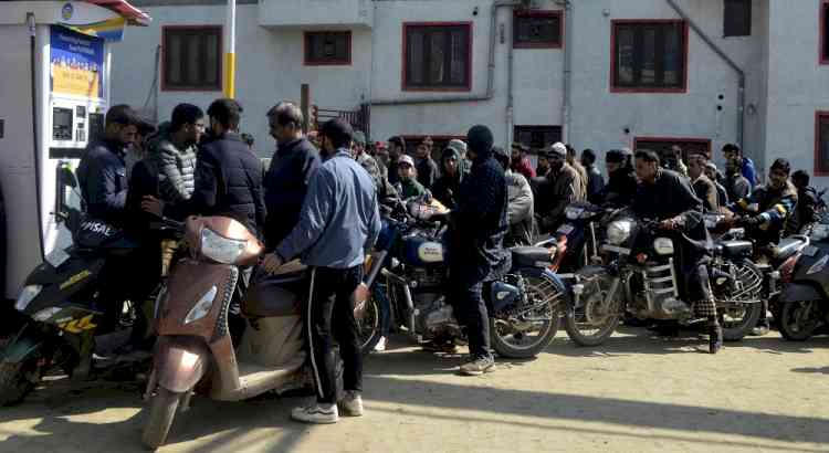 Long queues at Islamabad, Rawalpindi petrol pumps after oil companies stop supply