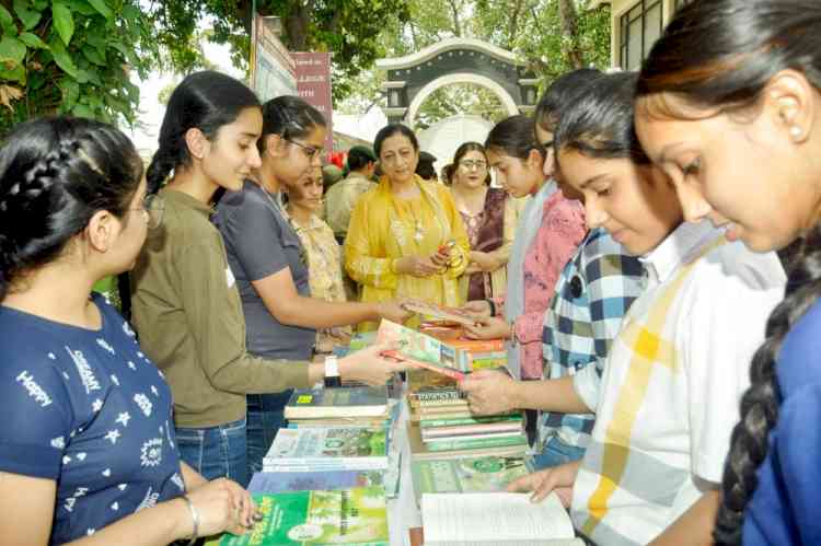 KMV Collegiate Sr Sec School Book Bank distributes free of cost books to students