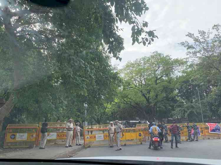 Cong workers detained from outside AICC office