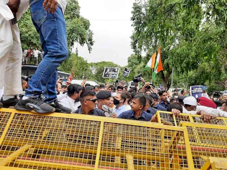 Rahul Gandhi reaches ED office