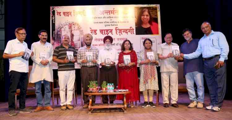 Dr. Surjit Patar releases Nirmal Jaswal’s Hindi book ‘Red Wine Zindagi’