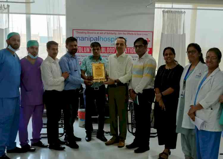 Manipal Hospital Ghaziabad felicitated blood donor for noble cause