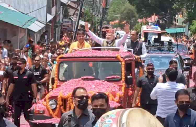 PM Narendra Modi reaches Dharamsala; Accorded rousing reception 
