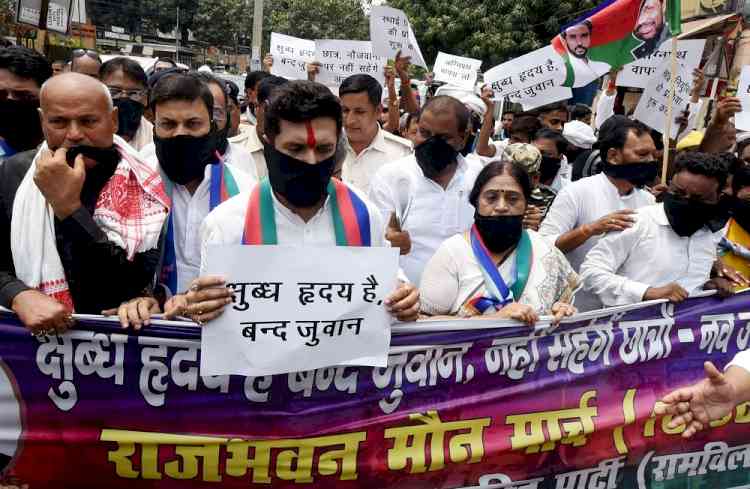 Chirag Paswan, Pappu Yadav take to streets over Agnipath in Patna