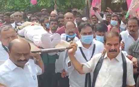 Telangana ministers attend funeral of youth killed in police firing