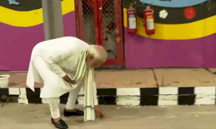 Modi picks up litter during inspection of Pragati Maidan tunnel