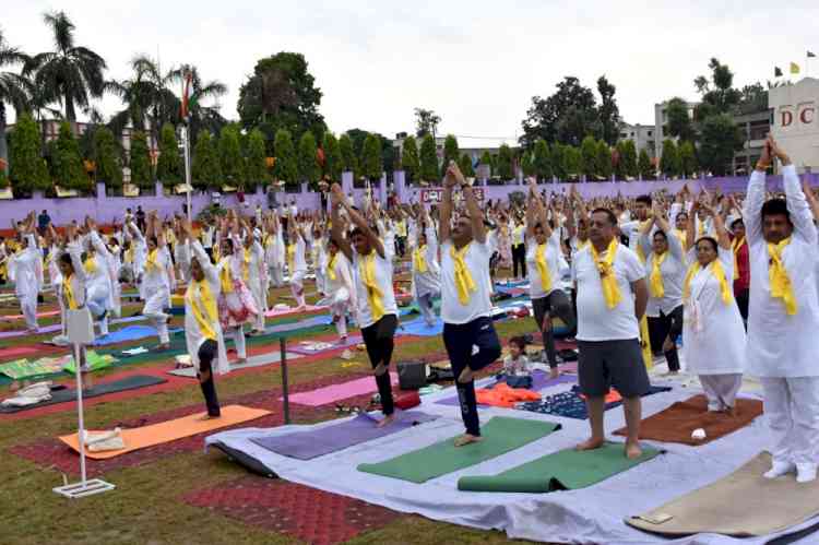 दोआबा कॉलेज में ८वां अन्तर्राष्ट्रीय योग दिवस मनाया गया 