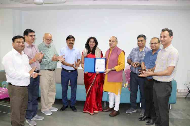 IKGPTU Deputy Librarian Madhu Midda conferred with SRFLIS Award