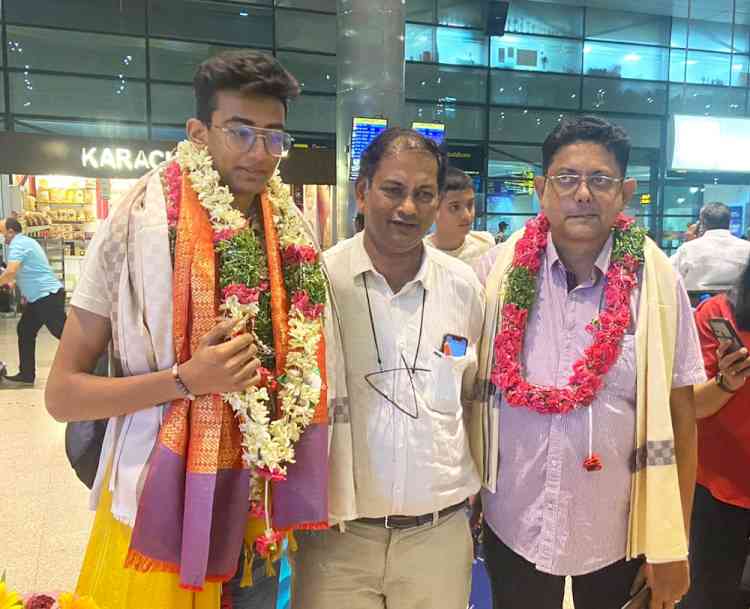Telangana’s first Junior Cyclist to win Bronze Medal in Asian Championships Ashirwad Saxena received rousing reception