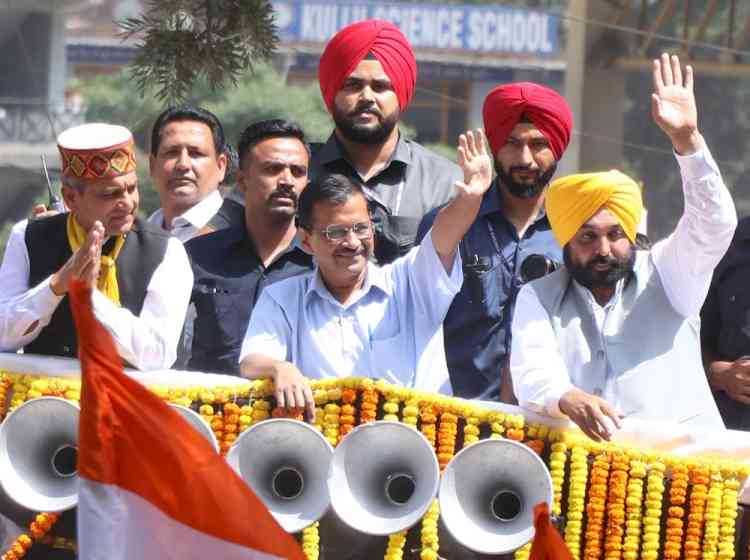 Kejriwal, Mann hold Tiranga Yatra in Himachal's Kullu