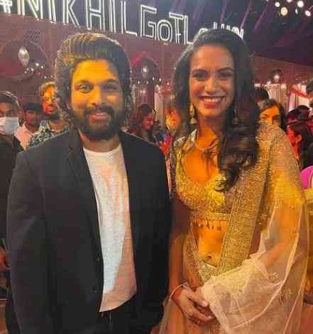 Champion shuttler PV Sindhu shares pic with Allu Arjun